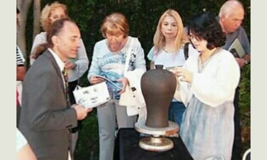 외국인 방문객들이 강진청자 국보의 청자 달항아리를 살펴보는 모습 — 외국인 답례품·귀빈 선물